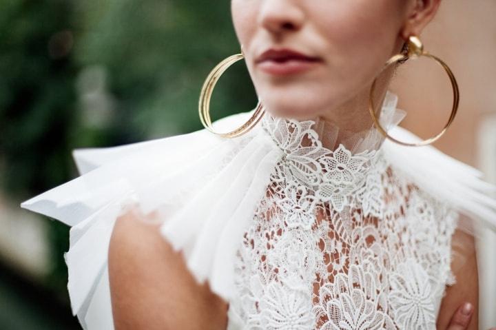 Les différents types de boucles d’oreilles : créoles, pendantes, puces et plus encore