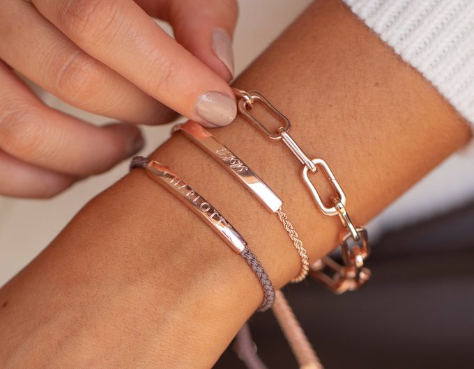 Les différents types de bracelets : manchettes, joncs, chaînes et plus encore