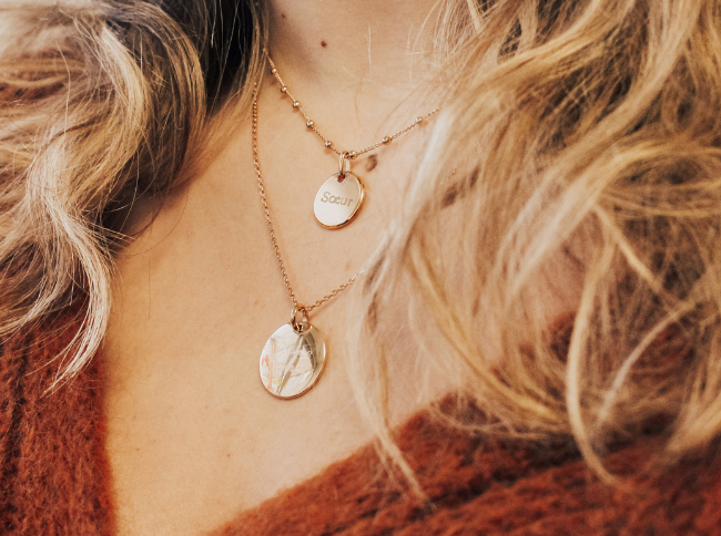 Les colliers personnalisés : comment créer un collier unique et significatif pour vous ou pour offrir en cadeau ?