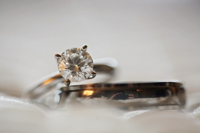 L’histoire étincelante des bagues en diamant : du mythe à la réalité