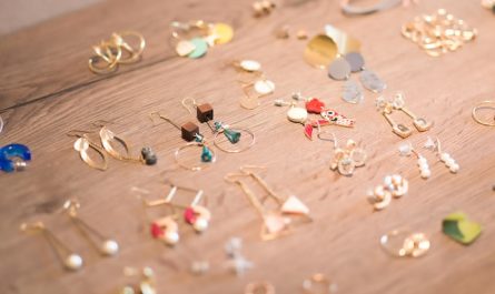 Tout savoir sur les bijoux en couleurs terres