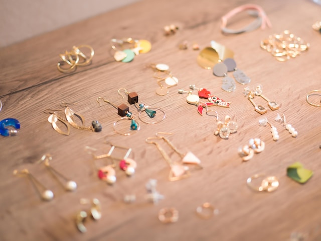 Tout savoir sur les bijoux en couleurs terres 