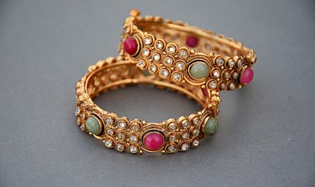 découvrez notre programme de rachat de bijoux en or, où vous pouvez vendre vos précieux trésors en toute sécurité et au meilleur prix. profitez d'une évaluation gratuite et d'un service client exceptionnel pour transformer vos bijoux en espèces rapidement et facilement.