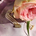 découvrez notre collection exclusive de bracelets en or de luxe, alliant élégance et sophistication. parfaits pour rehausser votre style, nos bracelets sont confectionnés avec un savoir-faire exceptionnel et des matériaux de la plus haute qualité, pour une touche de brillance à chaque occasion.