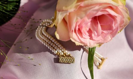 découvrez notre collection exclusive de bracelets en or de luxe, alliant élégance et sophistication. parfaits pour rehausser votre style, nos bracelets sont confectionnés avec un savoir-faire exceptionnel et des matériaux de la plus haute qualité, pour une touche de brillance à chaque occasion.