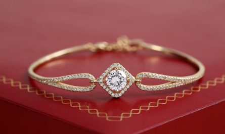découvrez notre collection de bijoux en or, alliant élégance et raffinement. des designs uniques pour chaque occasion, des bagues aux colliers, pour sublimer votre style avec éclat.